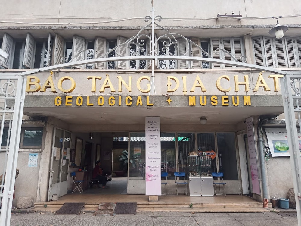 The museum’s exterior exudes a rustic and aged charm, much like the traces of time it preserves through its geological exhibits